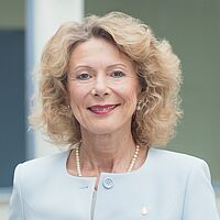 Dr. Iris Hauth